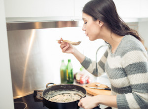 Većina ljudi svakog dana ponavlja ISTU GREŠKU: Ako STALNO dodajete JEDAN sastojak u hranu, možete SKRATITI sebi život za DVE godine