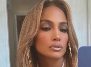 Na plus 20 prošetala U BUNDI: Dženifer Lopez privukla pažnju prolaznika koji su ostali u ŠOKU zbog njenog stajlinga