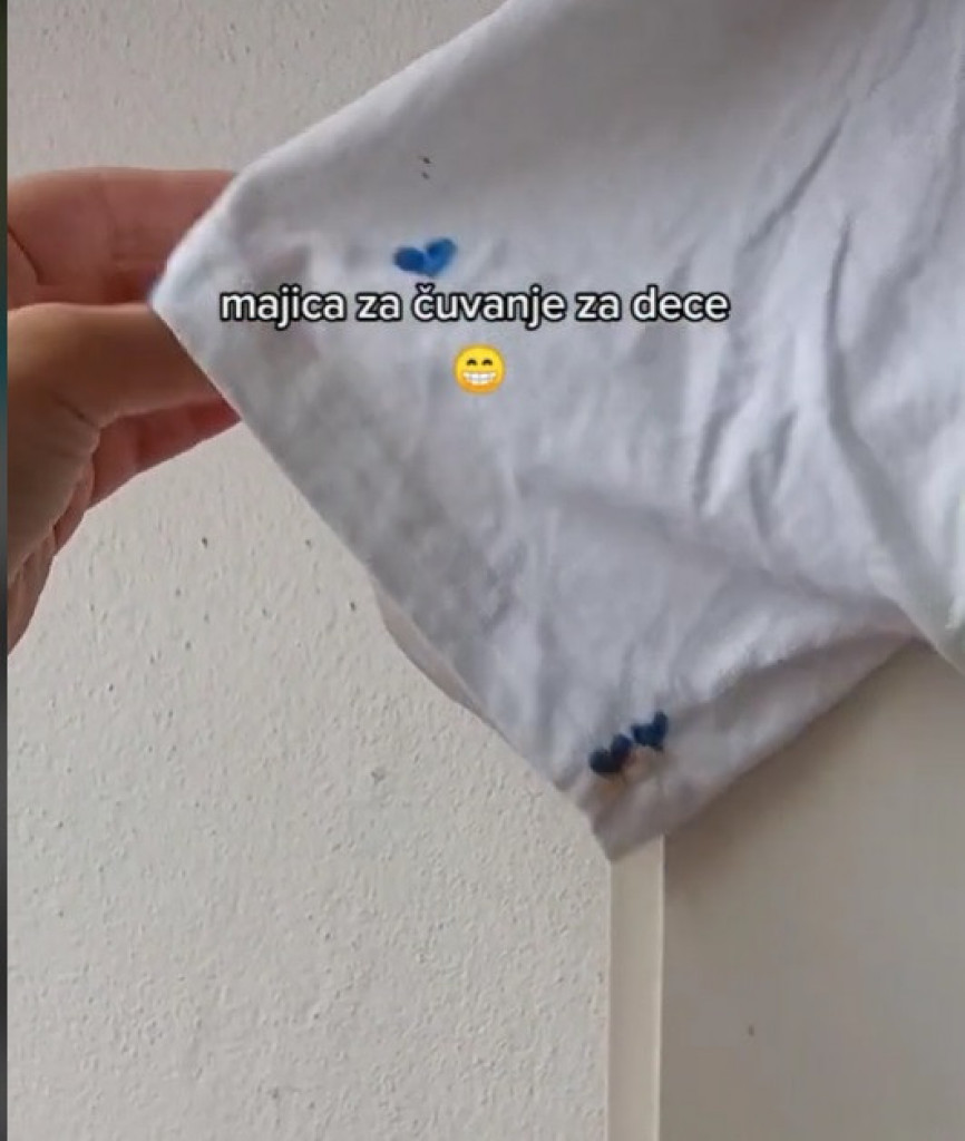 Devojka iz Srbije napravila GENIJALNU majicu za čuvanje DECE: "Vi ležite, DECA se igraju i ujedno vas MASIRAJU i češkaju"