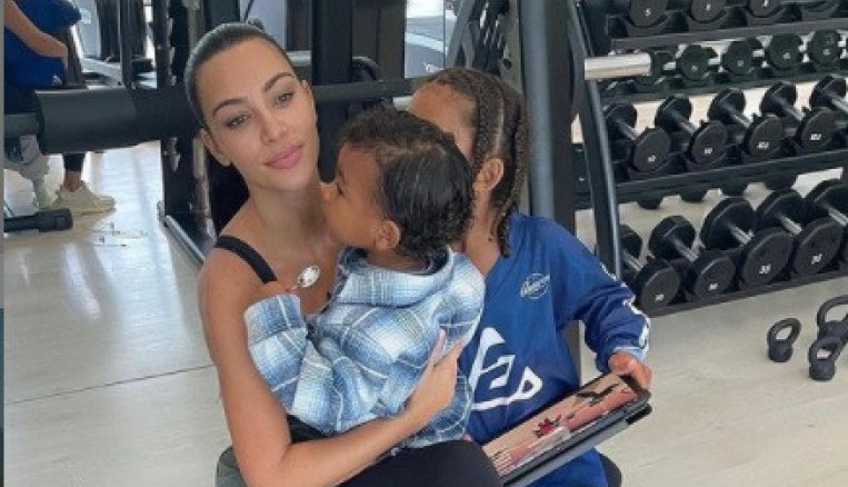 Hiljade i hiljade SKLEKOVA: Kad HOLIVUDSKE DIVE sa sobom povedu DECU NA FITNES