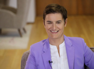 Dirljiva fotografija PREMIJERKE i sina IGORA: Nakon polaganja zakletve ODMAH joj je pritrčao u ZAGRLJAJ
