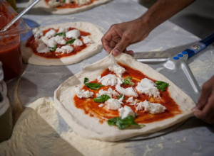 Najbolji RECEPT za TESTO za picu: Tajna VAZDUŠASTE podloge je u jednom SASTOJKU koji svi imaju u kuhinji