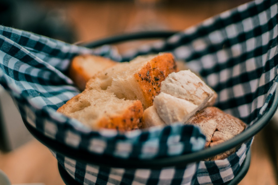Najčudnija SRPSKA  verovanja: Da li su vam kad ste bile MALE savetovale bake da jedete OKRAJAK hleba?