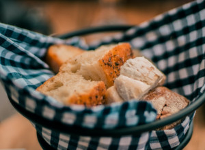 Najčudnija SRPSKA  verovanja: Da li su vam kad ste bile MALE savetovale bake da jedete OKRAJAK hleba?