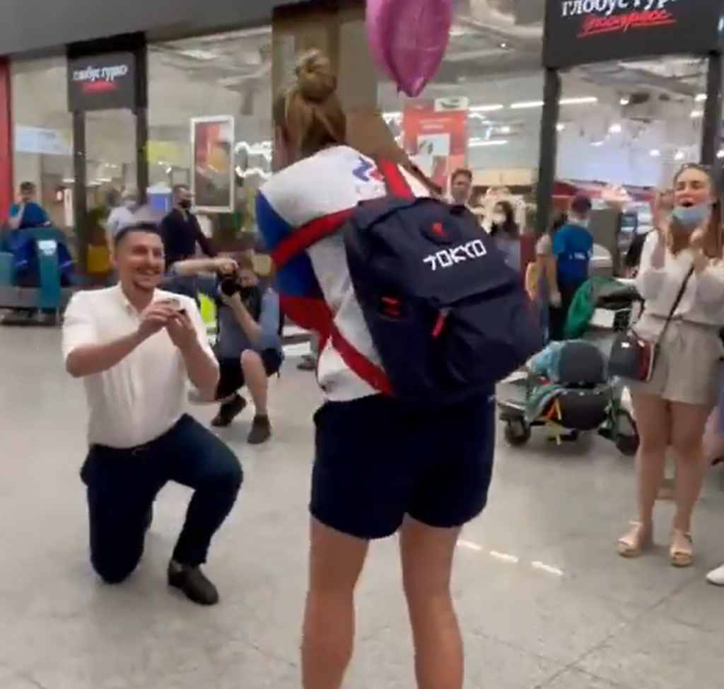 Osvojila je SREBRNU medalju u Tokiju, a na aerodromu je sačekao momak: Anastasija je rekla "DA", a o ovoj veridbi svi pričaju!