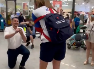 Osvojila je SREBRNU medalju u Tokiju, a na aerodromu je sačekao momak: Anastasija je rekla "DA", a o ovoj veridbi svi pričaju!