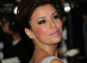 Prelepa glumica se pojavila na crvenom tepihu u najjeftinijoj haljini ikada: Košta samo 4.500 dinara, ali izgleda boli glava!