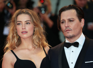 Šok na SUĐENJU Amber i Džonija Depa: Pojavio se Kevin Kostner i glumici ZAPUŠIO usta za sva vremena!