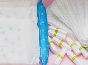 MAMA je odbijala da joj objasni šta je MENSTRUACIJA, pa je tetka došla u POMOĆ: "Kada sam joj dala prvi tampon njena MAJKA me je optužila da joj UNIŠTAVAN nevinost"