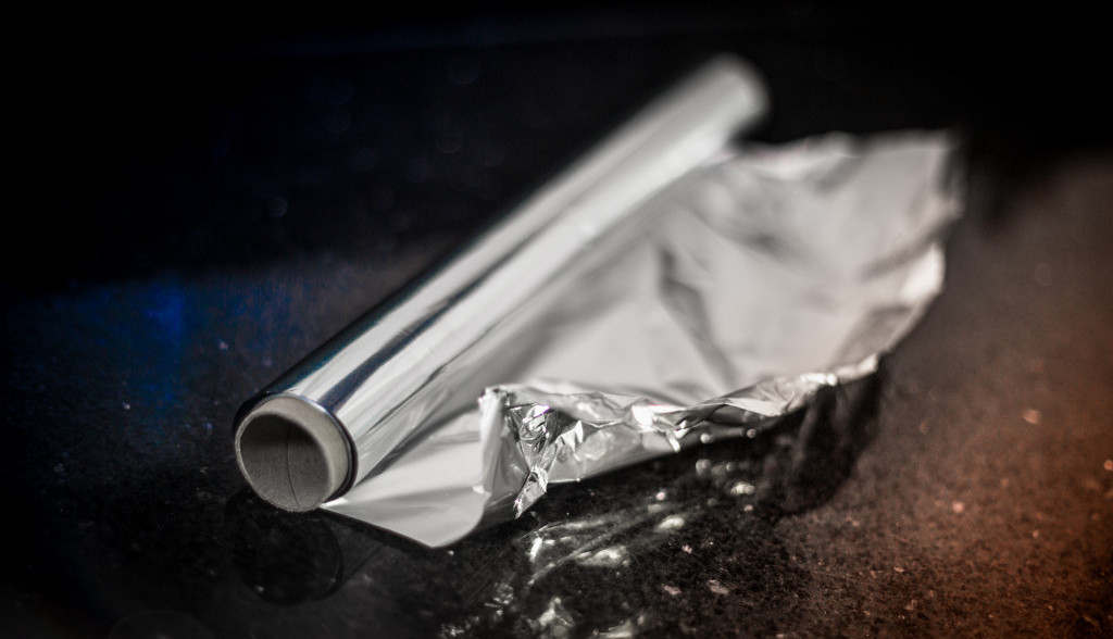 Da sprečite začepljenje odvoda u kuhinji treba vam aluminijumska folija: Trik domaćica kojim ćete za dve sekunde sprečiti nered