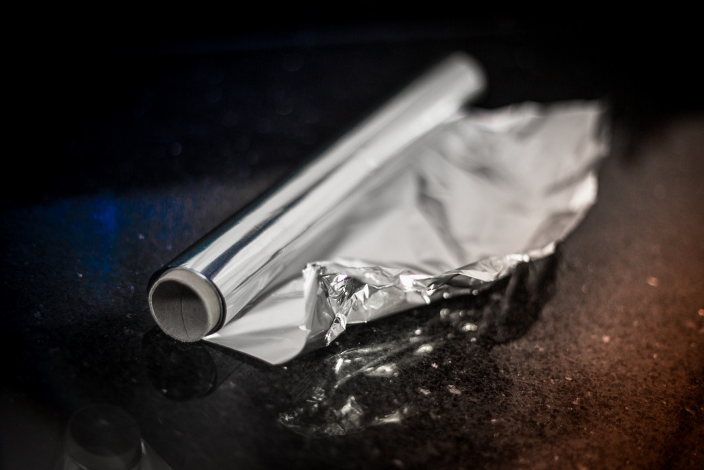 Ako ALUMINIJUMSKU foliju ubacite u VEŠ mašinu desiće se ČUDO: Ovo nije jedini TRIK, evo šta sve MOŽETE da uradite sa jeftinim KUHINJSKIM ALATOM!