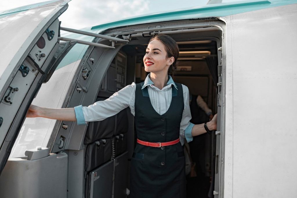 Drama u avionu: VEZALI ga za sedište jer je DIRAO stjuardesu i pretio joj, a kada su sleteli sačekalo ga je IZNENAĐENJE
