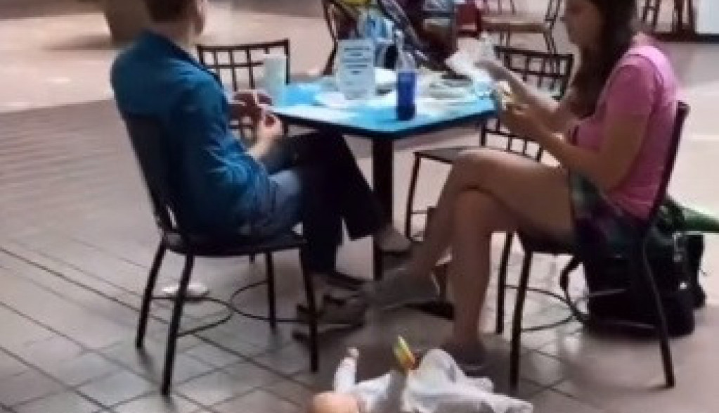Oni su kandidati za RODITELJE godine: Zavalili se u stolice i odmaraju, a bebu ostavili na HLADNOM PODU