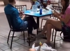 Oni su kandidati za RODITELJE godine: Zavalili se u stolice i odmaraju, a bebu ostavili na HLADNOM PODU
