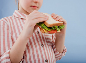 Ovu hranu svakodnevno JEDEMO, a mnogo nam ŠKODI: Zbog nje smo UMORNI i TROMI, a nismo ni svesni koliko nam uništava ZDRAVLJE