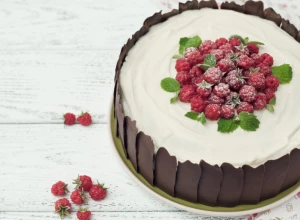RECEPT za BRZU TORTU: Sa sezonskim voćem i keksom, BEZ PEČENJA, napravite ukusnu poslasticu koju će svi obožavati