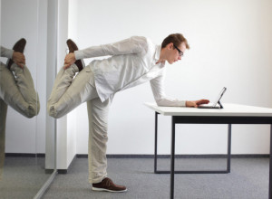 Rešite se UKOČENIH LEĐA za čas: Ove desetominutne VEŽBE možete da odradite i na POSLU