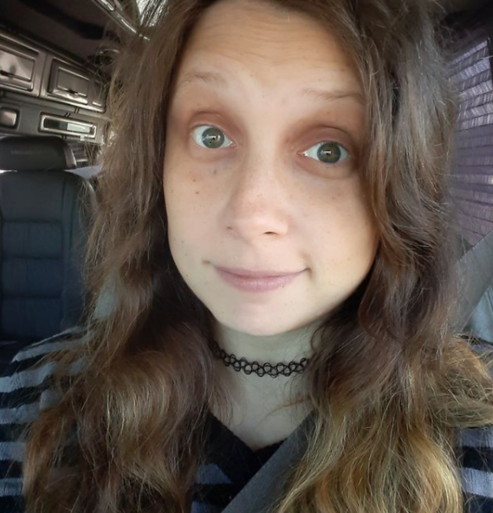 Živi na rubu egzistencije, ali želi još ŠESTORO dece: Veronika je prvo dete rodila sa 14 godina, a sad ih ima više od DESETORO