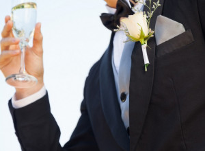 Preminuo muškarac (52) od pića koje svi KONZUMIRAMO na svadbama: Osetio je mučninu nakon prvog gutljaja, OTPUZAO do toaleta, ali nije bilo POMOĆI