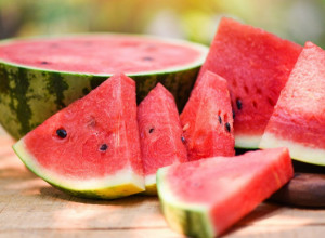 Kupili ste lubenicu koja nema nikakav UKUS? Uz pomoć ove namirnice koju sigurno imate u KUHINJI one postaju nikad SLAĐE