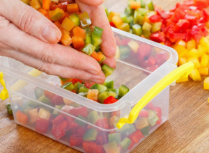 Nikada nije "RANO" kada je ZIMNICA u pitanju: Ovako se PRAVILNO pripremaju paprike za zamrzivač