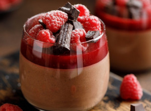 Čokoladni desert sa malinama savršen za vrele letnje dane