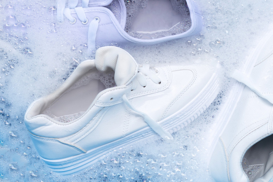 Očistite patike na ovaj način i biće BELE kao sneg: Sredstvo imate u kući, a košta 0 DINARA