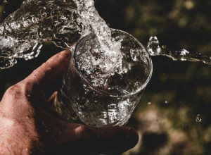 Šta raditi sa OSVEĆENOM VODOM pred Uskrs? Verovanje kaže da ako uradite OVO, doneće vam SREĆU i ZDRAVLJE