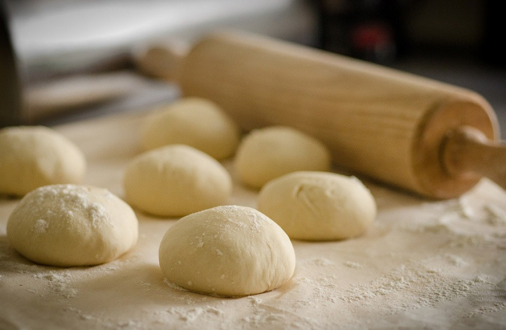 MLEČNI HLEB za kojim je svet poludeo: Ima jedan tajni sastojak zbog kojeg ostaje SVEŽ danima (RECEPT)