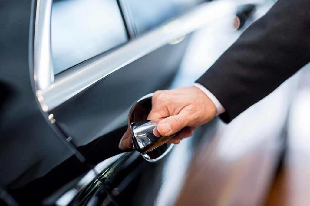 Kojom rukom otvarate vrata od automobila? Od danas OBAVEZNO otvarajte DESNOM rukom