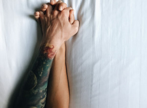 Mnogi MLAĐI MUŠKARCI ne kriju da obožavaju STARIJE DAME, a evo zašto je to tako!