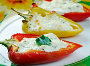 Ukusno, slasno, a NEMASNO: Paprike punjene sirom na vašem stolu za laganu večeru!