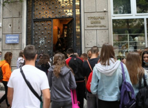 Đaci širom zemlje čekaju PODNE: Danas saznajemo ko će preći na KOMBINOVANI model, a ko će sedeti kod KUĆE