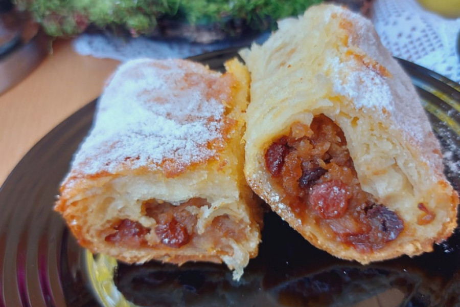 BAKINA PITA sa mlevenim keksom, suvim grožđem i rumom, SAVRŠENA za svaku priliku!