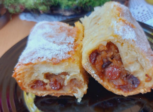 BAKINA PITA sa mlevenim keksom, suvim grožđem i rumom, SAVRŠENA za svaku priliku!
