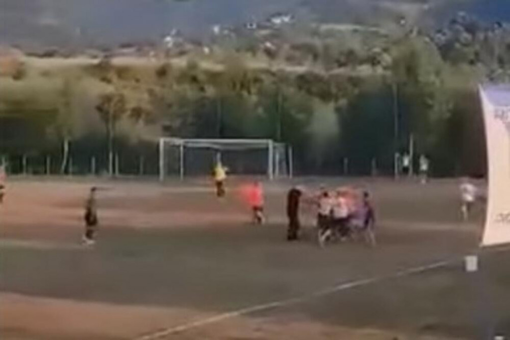 Huligani upali na teren i napravili HAOS: Nakon što su brutalno PREBILI sudiju, ljuta navijačka masa je napala i ŽENU koja je bila pomoćnica na terenu