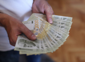 Kineski astrolozi tvrde: Ova tri znaka će u junu imati para kao blata, a čeka ih i neviđena sreća u ljubavi