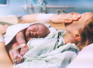 "Bila si mnogo LENJA dok se sama nisi porodila, je l'?" Svekar IZVREĐAO snaju odmah nakon porođaja, čak ni UNUCI ne žele više da ga vide