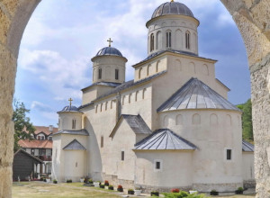 NAJLEPŠI SREDNJOVEKOVNI MANASTIRI Vrhunac svog razvoja Srbija je doživela za vreme vladavine dinastije Nemanjića, kada su nastali brojni manastiri i razvijeni gradovi