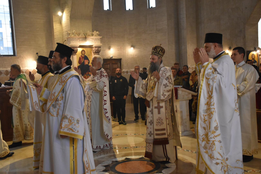 NEDELJNA LITURGIJA PATRIJARHA PORFIRIJA Veliki broj vernika se okupio u crkvi na Novom Beogradu, a među prisutnima je i proslavljeni srpski košarkaš