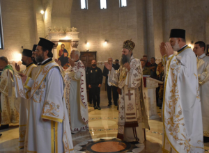 NEDELJNA LITURGIJA PATRIJARHA PORFIRIJA Veliki broj vernika se okupio u crkvi na Novom Beogradu, a među prisutnima je i proslavljeni srpski košarkaš