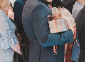 Staro verovanje tvrdi da ove POKLONE nikako ne smete da dajete: Donose ogromno SIROMAŠTVO i NESREĆU a često se poklanjaju!