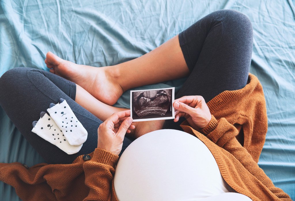 Dete BEŽI i BORI se za vazduh: Na snimku se jasno vidi šta se događa sa BEBOM u stomaku kad mama ZAPALI cigaretu
