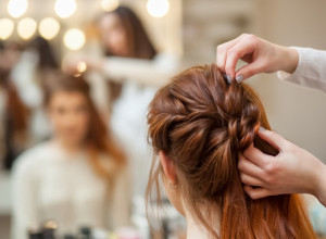 Ovu GREŠKU sa kosom prave mnoge žene u četrdesetim, a rešenje su DVE frizure