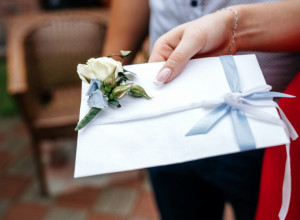 "UDALA sam se u subotu, a nisam ni slutila da ću toliko PLAKATI": Nakon što je otvorila poklon jednog gosta, žena se zaprepastila, razočarala i osećala se PONIŽENOM