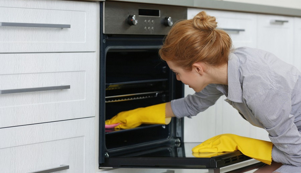 Kako brzo i efikasno očisiti rešetku iz rerne:  Uz pomoć ova dva sastojka vaša pećnica će dugo da blista