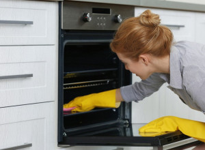Možete slobodno da zaboravite na sodu bikarbonu i sirće: Ovo je NAJBOLJI trik za čišćenje posle kog će RERNA da sija ko NOVA