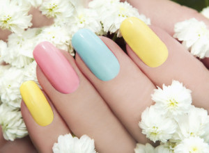 Odličan trik da sakrijete godine koje odaju vaše ruke: Ovo su  lakovi za nokte koji podmlađuju