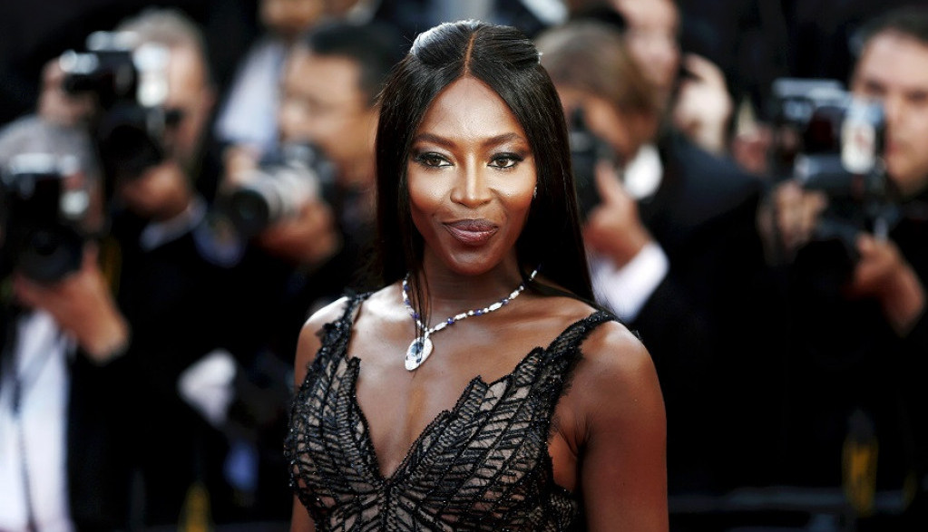 Naomi Kembel prvi put pokazala ĆERKU: Dobila je u 50. godini, a fanovi kažu da mnogo liči na popularnu manekenku