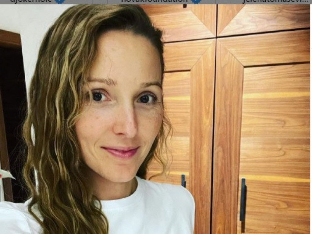 O majici JELENE ĐOKOVIĆ priča ceo svet: Svi gledaju šta to PIŠE na njoj i komentari PRŠTE na sve strane